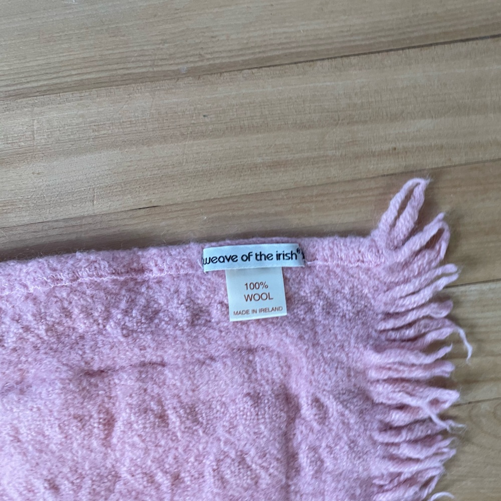 Pink Irish 🇨🇮 wool shawl with pockets - Picture 3 of 12